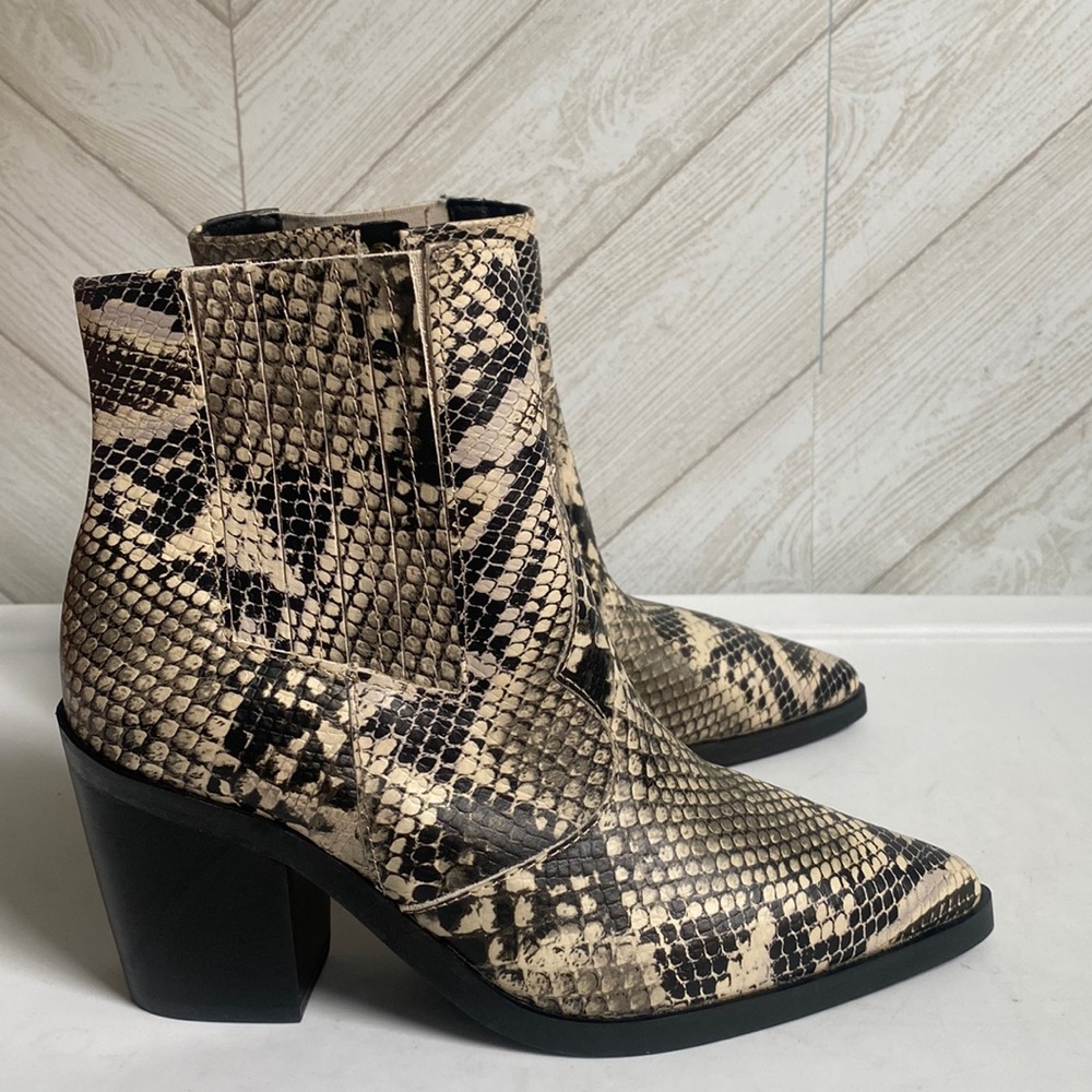 NEW Blondo Que snake print ankle boots 5.5